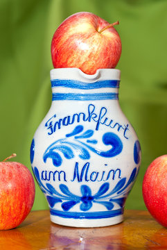 Huldigt dem Apfel! Original Frankfurter Bembel.