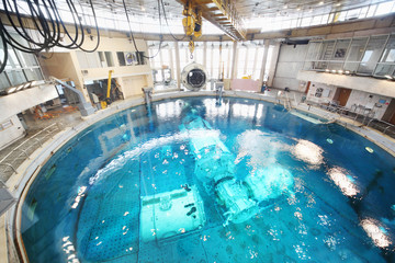 Underwater simulators in round pool