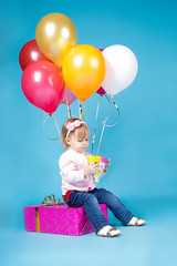 Fototapeta na wymiar Piękna dziewczynka z balonami i dar okazji