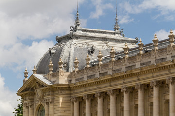 Fototapeta na wymiar Historyczny budynek w Paryżu we Francji