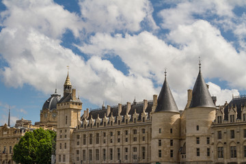 Fototapeta na wymiar Historyczny budynek w Paryżu we Francji