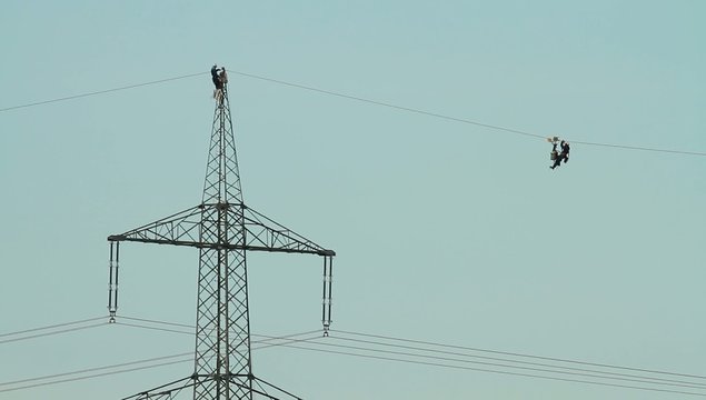 Arbeiter in &Uuml;berlandleitung