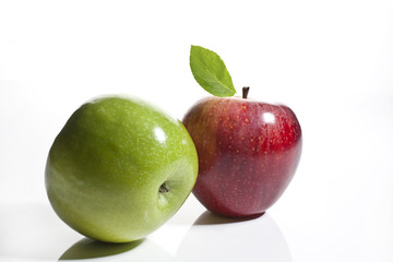 green and red apple
