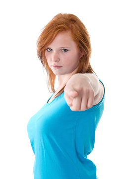 Wütende junge Dame isoliert mit roten Haaren