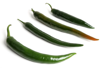Vier grüne Chilis