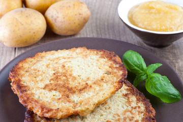 Frische Kartoffelpuffer mit Apfelmus