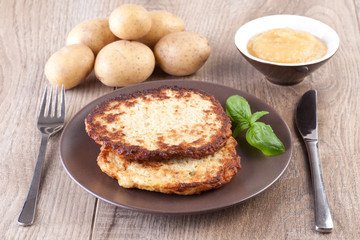 Frische Kartoffelpuffer mit Apfelmus