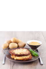 Frische Kartoffelpuffer mit Apfelmus