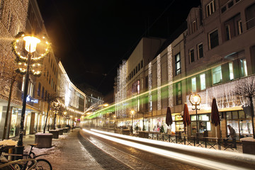Fototapeta na wymiar Miasto w nocy | z ulicy w nocy