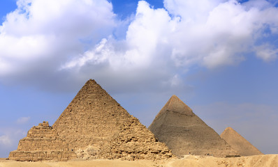 Fototapeta na wymiar Wielkie Piramidy, znajduje się w Gizie. Panorama