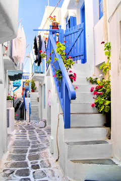 Fototapeta Piękna bieląca ulica w starym miasteczku Mykonos, Grecja