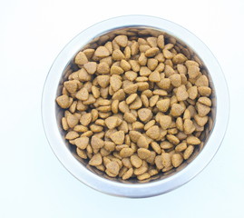 croquettes pour chien sur fond blanc