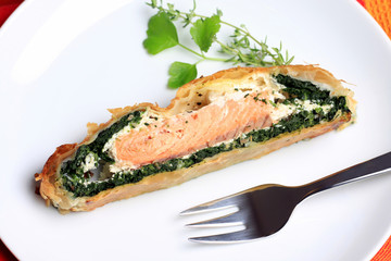 Lachs mit Spinat im Blätterteig