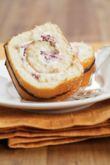 Biskuitrolle mit Blaubeercreme