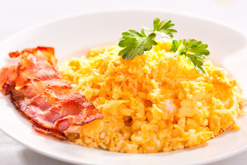 scrambled eggs with bacon