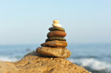 Equilibrio de piedras en el mar
