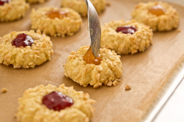Almond cookies with fruit jam