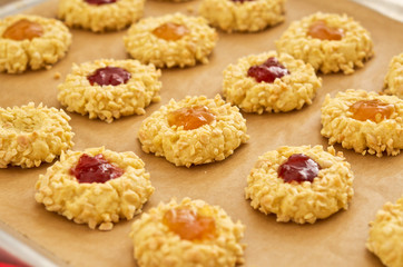 Almond cookies with fruit jam