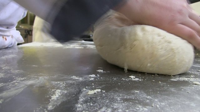 p&eacute;trir la p&acirc;te &agrave; pain