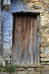 Fototapeta na wymiar Drzwi w starym domu