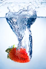 Crédence de cuisine en verre imprimé Éclaboussures deau fraises
