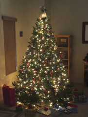Fototapeta na wymiar Starry Christmas Tree w Wigilię