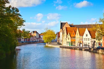 Deurstickers Brugge Kleurrijke oude huizen weerspiegeld op het water van Brugge - België
