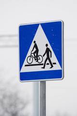 Znak drogowy / Przejście dla pieszych i rowerzystów - obrazy, fototapety, plakaty