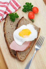 Leberkäse mit Spiegelei auf Brot