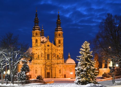 Fuldaer Dom im Winter mit Schnee und Weihnachtsbaum bei Nacht