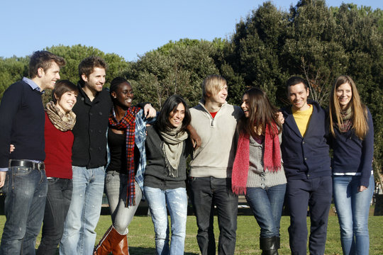 ragazzi multietnici uniti da un abbraccio