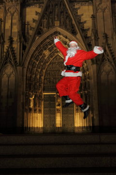 springender Weihnachtsmann am K&ouml;lner Dom