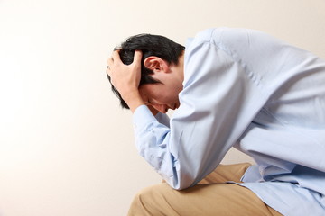 頭を抱える男性