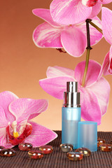 Obraz na płótnie Canvas Damskie perfumy w pięknej butelce z orchidei