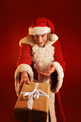 Bad Santa mit Geschenk