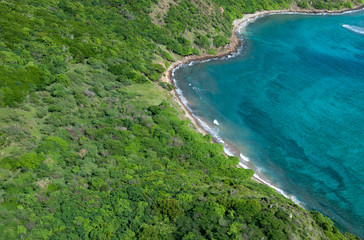 Fototapeta na wymiar Küstenabschnitt von Antigua von oben