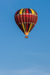 Heißluftballon am blauen Himmel