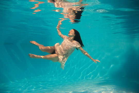 woman undewater in the swimming pool