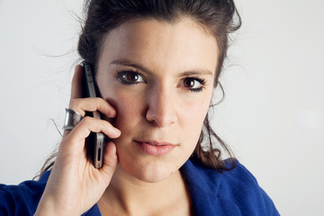 Femme étonnée au téléphone