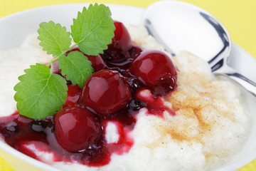 Milchreis mit Kirschen