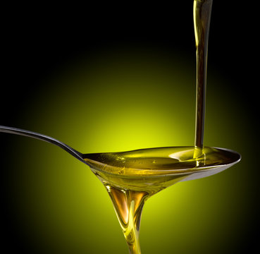 olio extravergine d'oliva versato