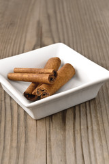 cannella nella ciotolina bianca