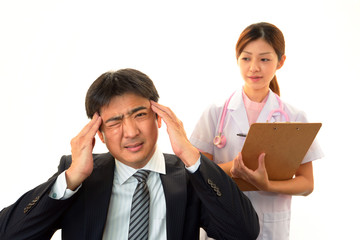頭痛を訴えるビジネスマン