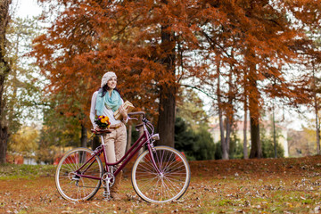Fototapeta na wymiar Młoda kobieta z rowerem