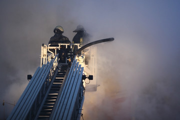 Obraz premium a huge fire with firefighters in action