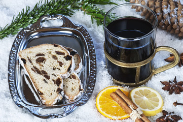 Glühwein mit Stollen