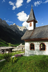 Fototapeta na wymiar Stary kościół wieś w Tyrolu