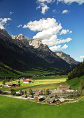 Fototapeta na wymiar Dorf in einem Gebirgstal in Tirol