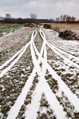 Reifenspur im Schnee