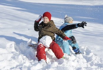 Fototapeta na wymiar Kinder fahren im Schnee Schlitten